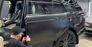 Оклейка элементов салона автовинилом